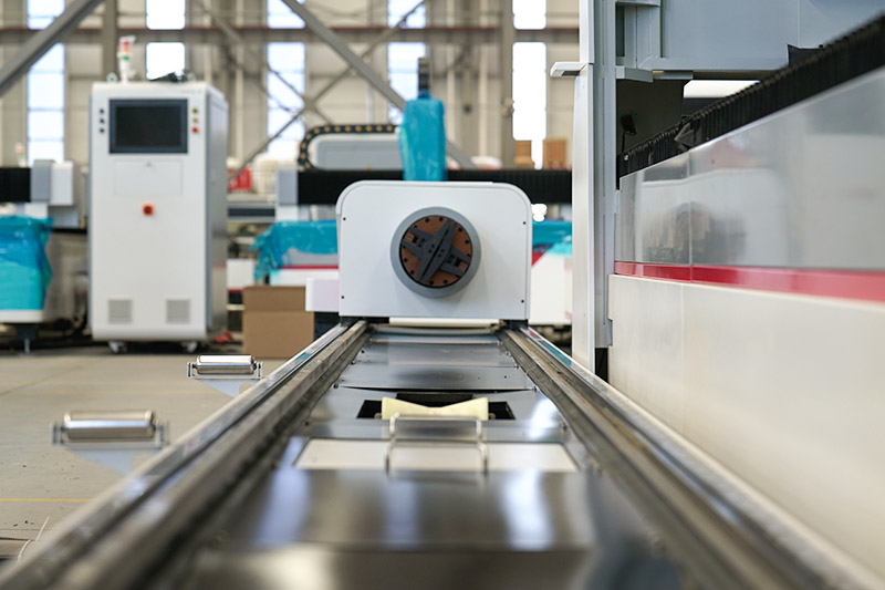 Automatic Loading and Unloading Integrated Half Enclosure Sheet and Tube Fiber Laser Cutting Machine Part