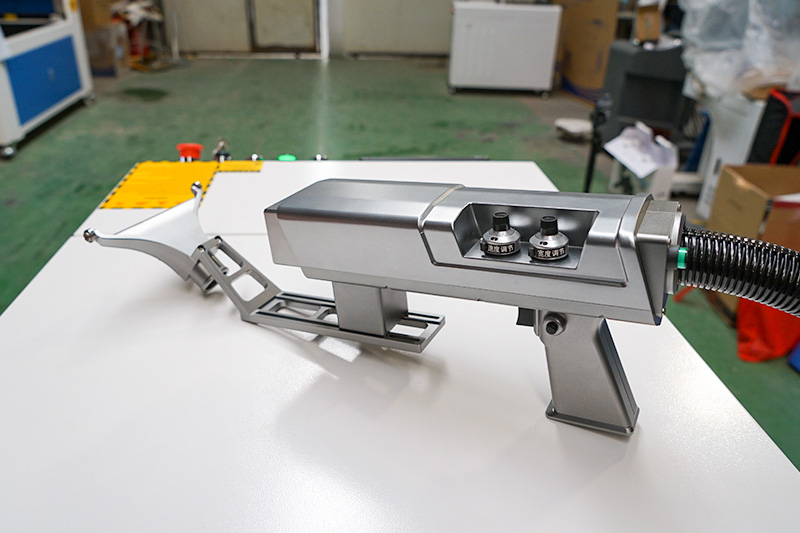 Handheld cleaning gun